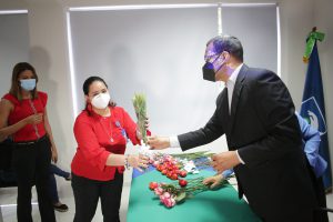 El SRSCC Conmemoró El Día De La Mujer Con Entrega De Flores A Sus Colaboradoras.
