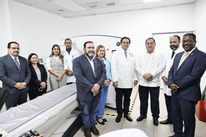 Read more about the article Autoridades de Salud entregan tomógrafo al Hospital Traumatológico Juan Bosch, La Vega