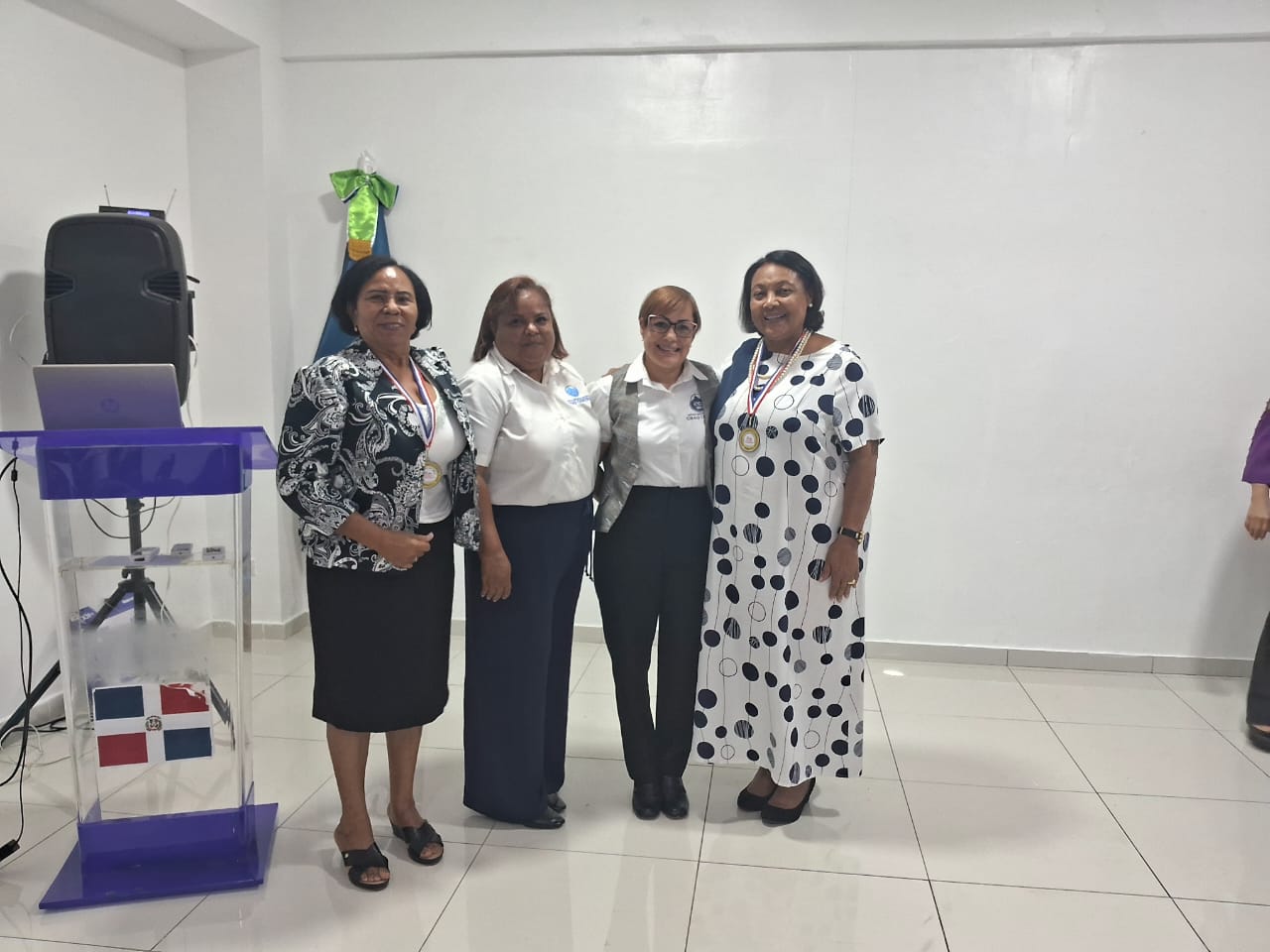 Read more about the article El Servicio Regional de Salud Cibao Central reconoce a dos enfermeras con más de 35 años de servicio