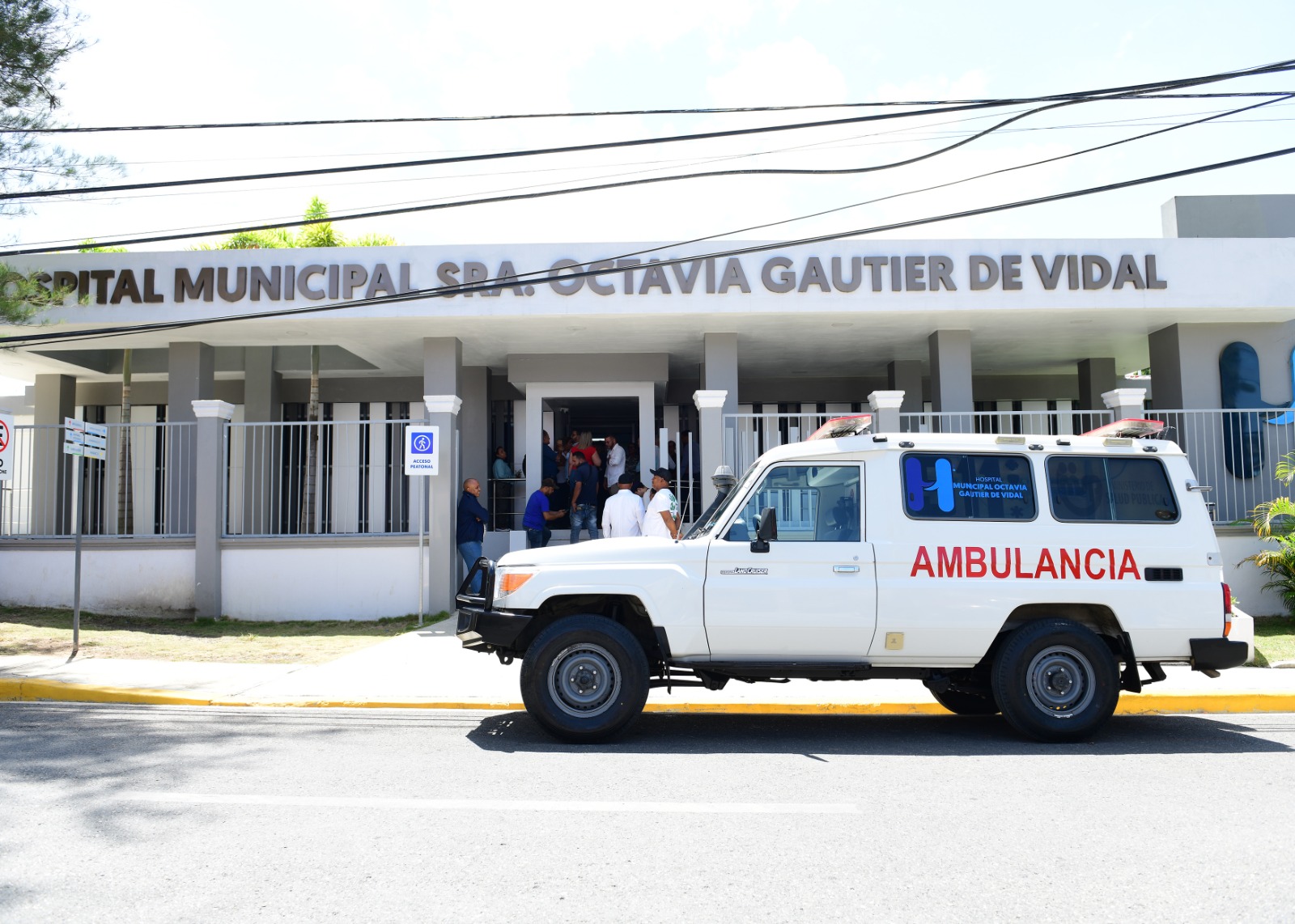 Read more about the article Ministro Ito Bisonó y su esposa Chabela León donan ambulancia equipada al Hospital de Jarabacoa